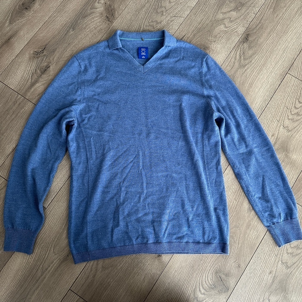 EFM Engineered for Motion 100% Wool Mens v neck Sweater size Medium